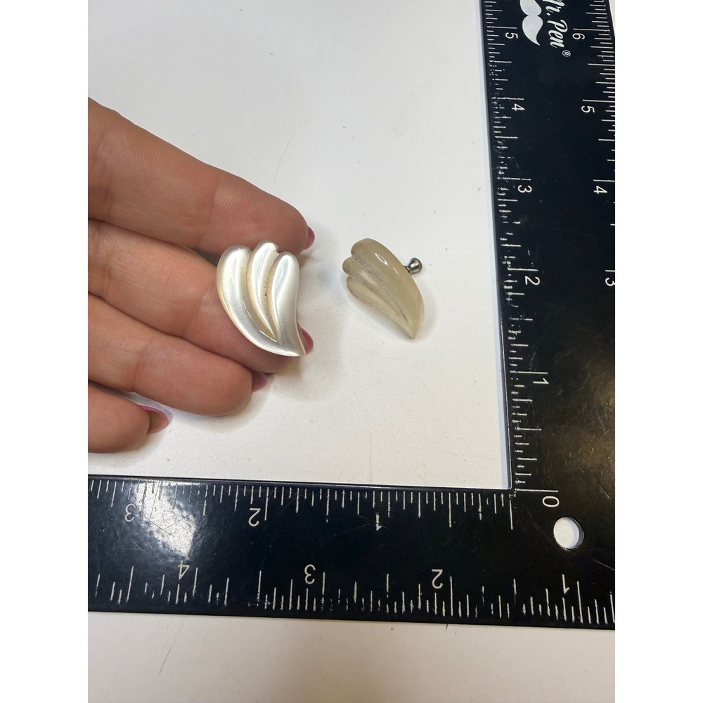 Vintage Mother of Pearl Shell Screw Back Earrings Carved Wing Leaf Iridescent‎